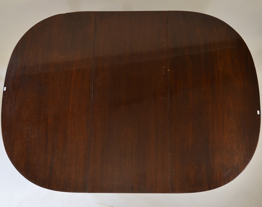 A George III mahogany dining table - Image 4 of 7