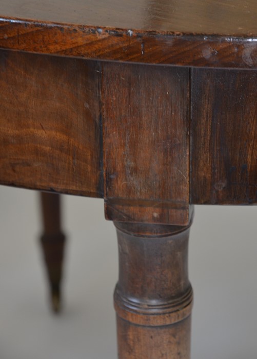 A George III mahogany dining table - Image 6 of 7