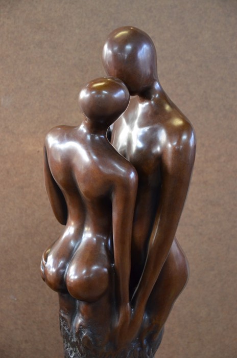 A brown bronze figural sculpture of a kissing couple - Image 3 of 4