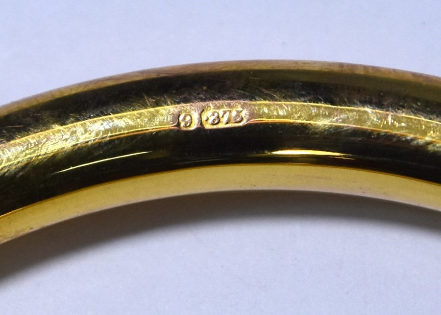 A 9ct yellow gold upper arm hollow bangle - Image 4 of 5