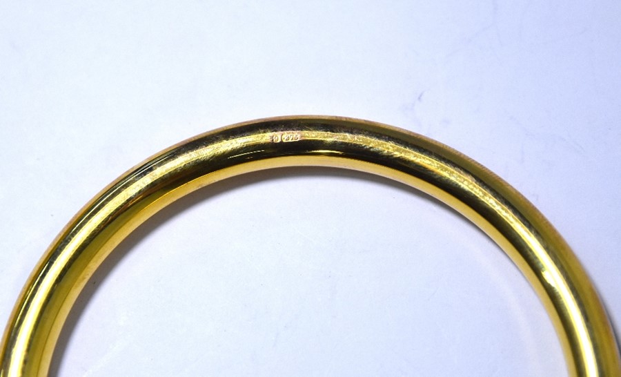 A 9ct yellow gold upper arm hollow bangle - Image 5 of 5