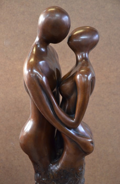 A brown bronze figural sculpture of a kissing couple - Image 2 of 4