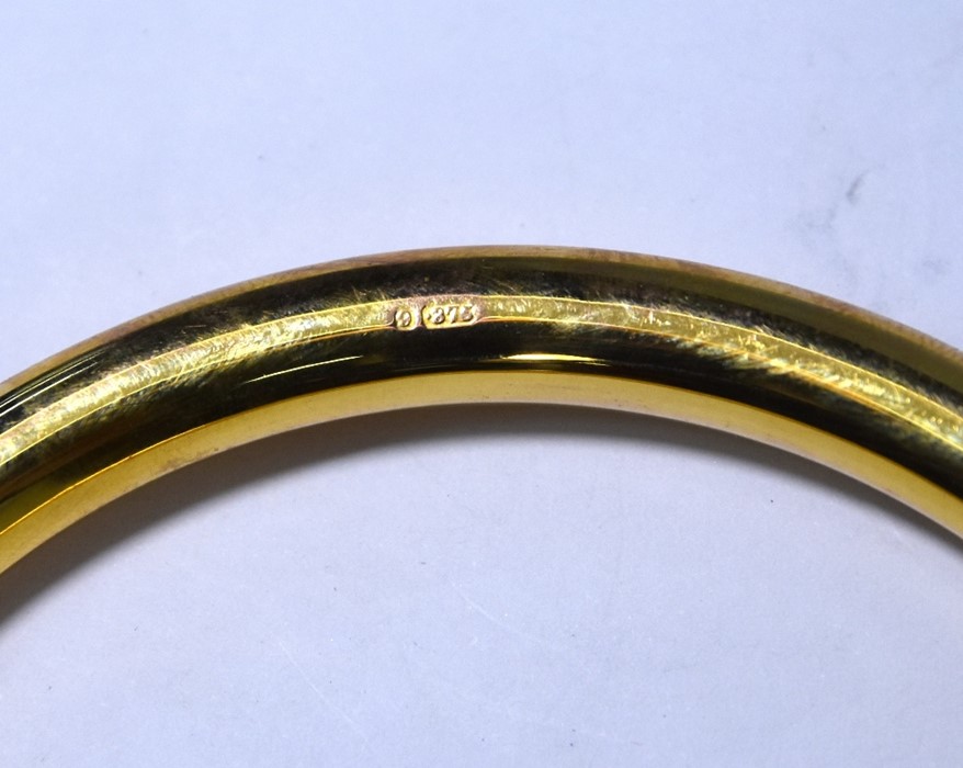 A 9ct yellow gold upper arm hollow bangle - Image 3 of 5