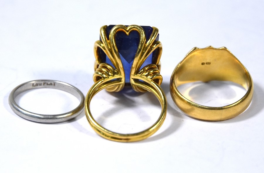 Signet ring, wedding band and cocktail ring - Image 4 of 4