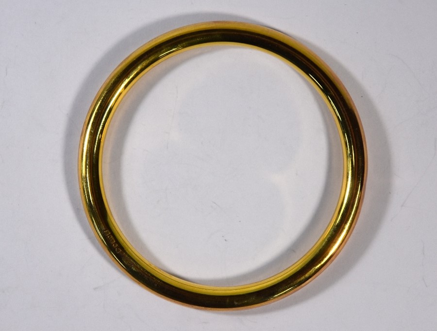 A 9ct yellow gold upper arm hollow bangle - Image 2 of 5
