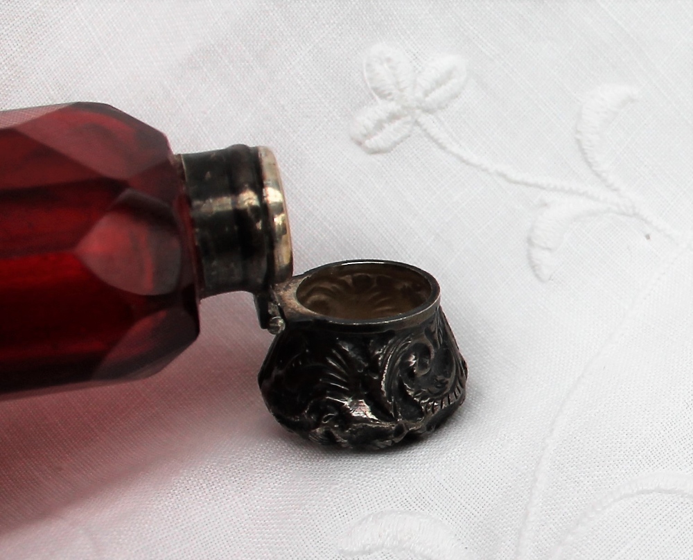 An Edwardian Silver topped and cranberry glass scent bottle, cast with leaves to a faceted body, - Image 4 of 6