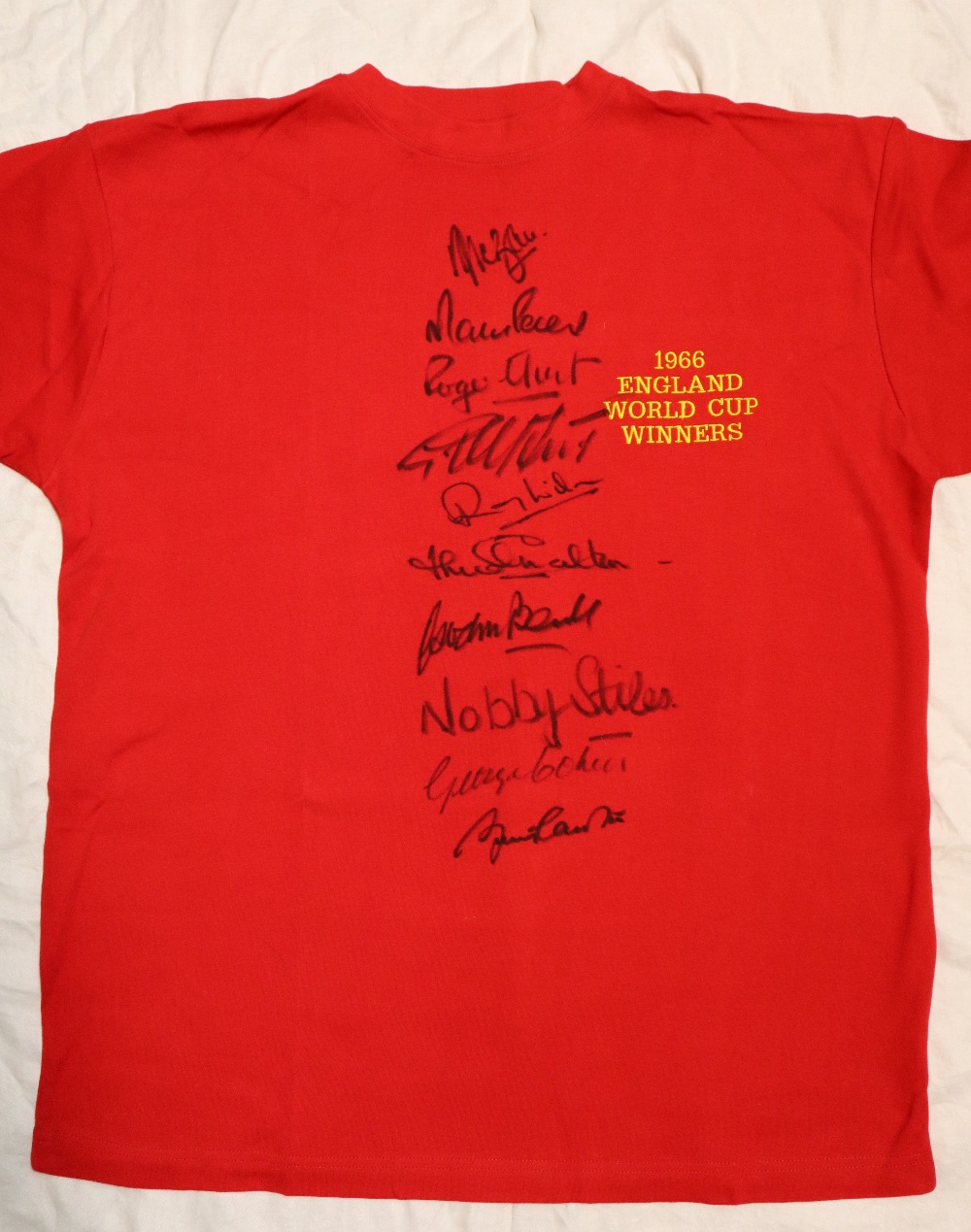 Football - An England 1966 replica shirt, signed by ten of the players, including Gordon Banks, - Bild 2 aus 3