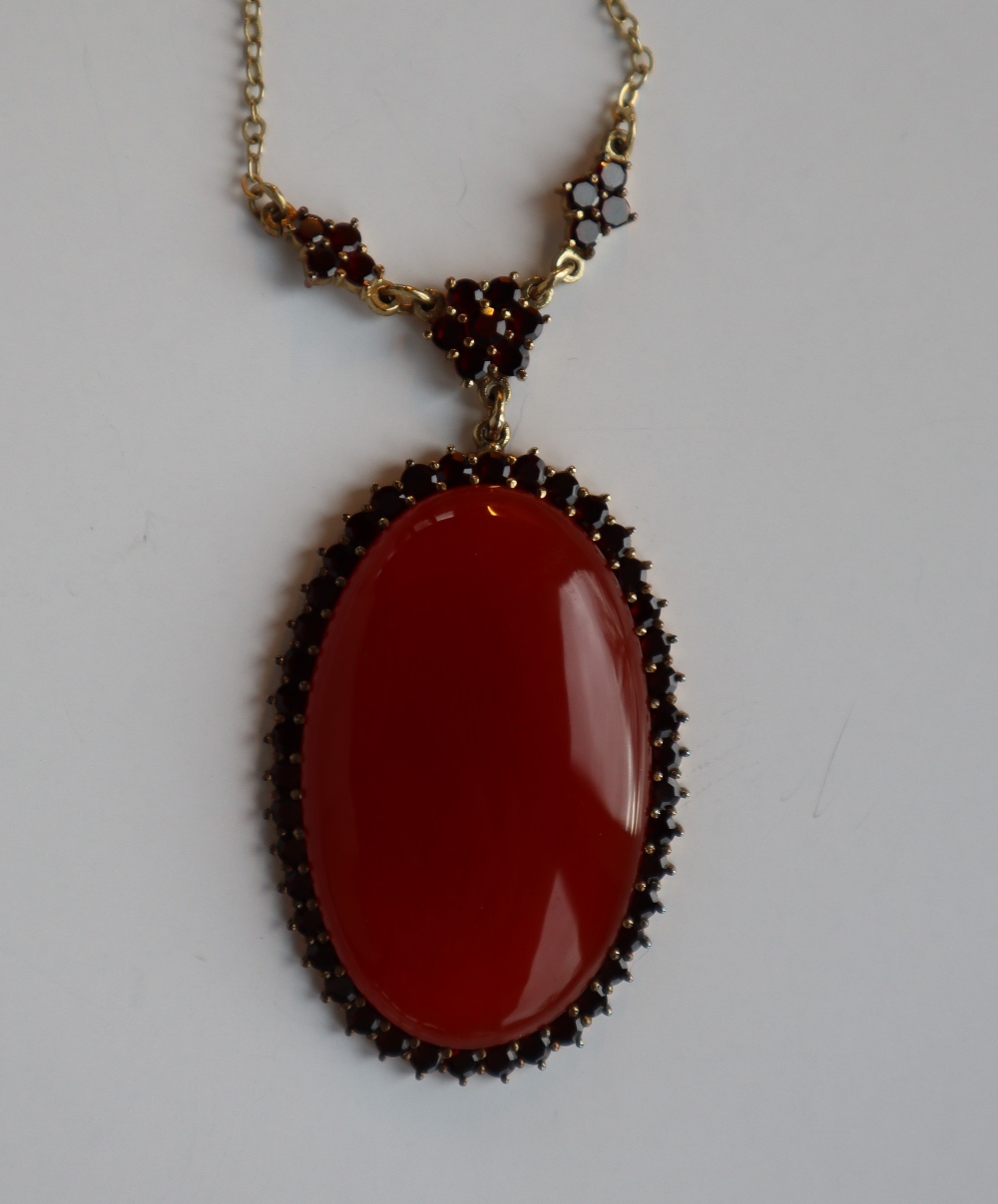 A hard stone and garnet pendant on a 9ct gold setting and chain together with two 9ct yellow gold - Image 4 of 4