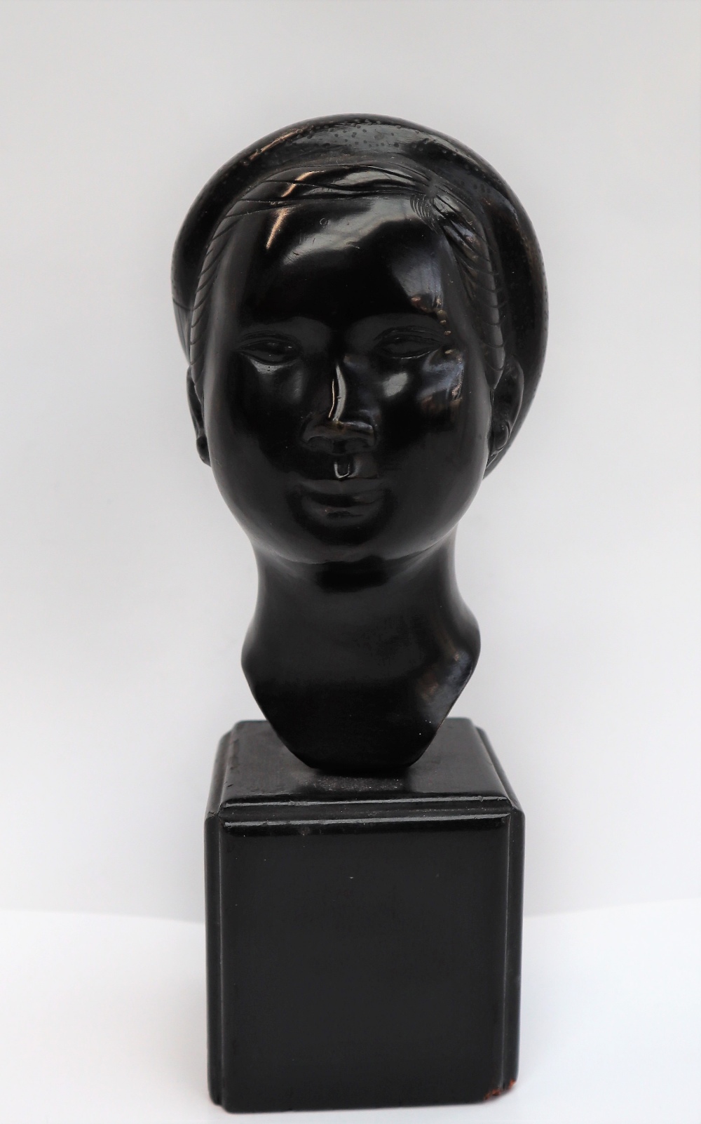 20th century Indonesian beauty A bronze bust with black patina Signed with H.S. V.N. - auctions & price archive