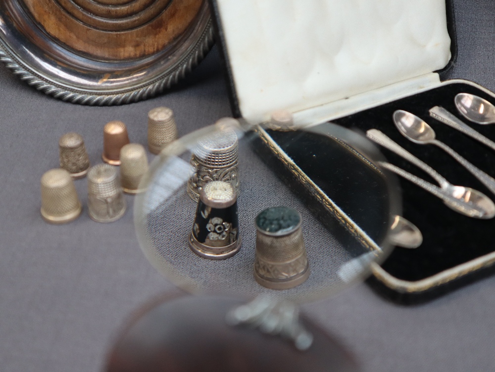 A 9ct yellow gold thimble, approximately 4 grams together with silver and enamel decorated thimbles, - Image 2 of 5