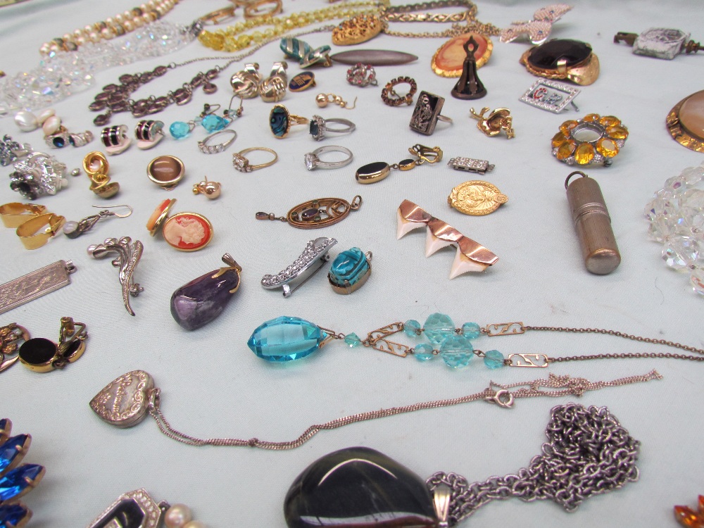 Assorted costume jewellery including necklaces, brooches, pendants, rings, - Image 4 of 5