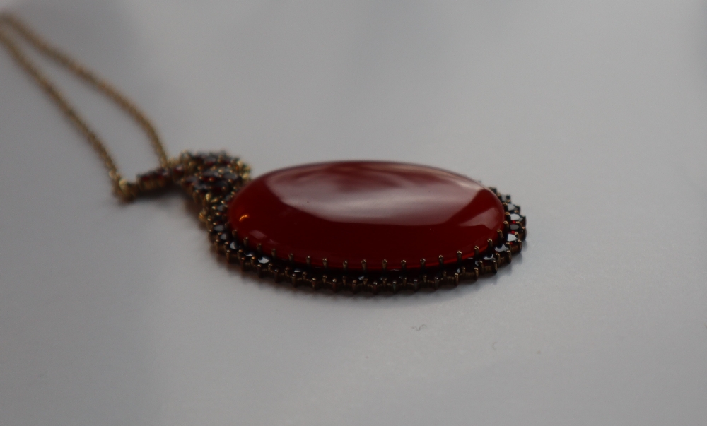 A hard stone and garnet pendant on a 9ct gold setting and chain together with two 9ct yellow gold - Image 3 of 4