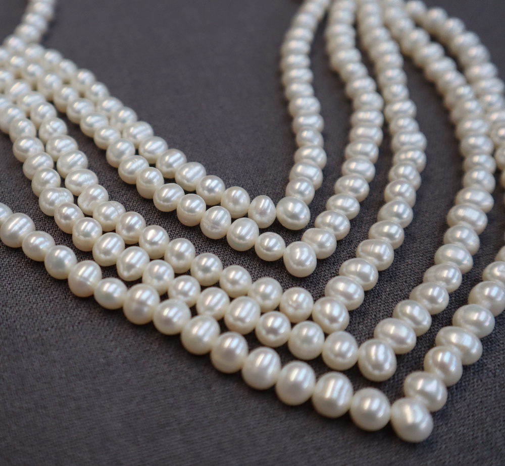A pearl necklace, - Image 2 of 3