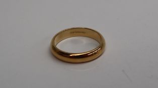 An 18ct yellow gold wedding band, approximately 5.