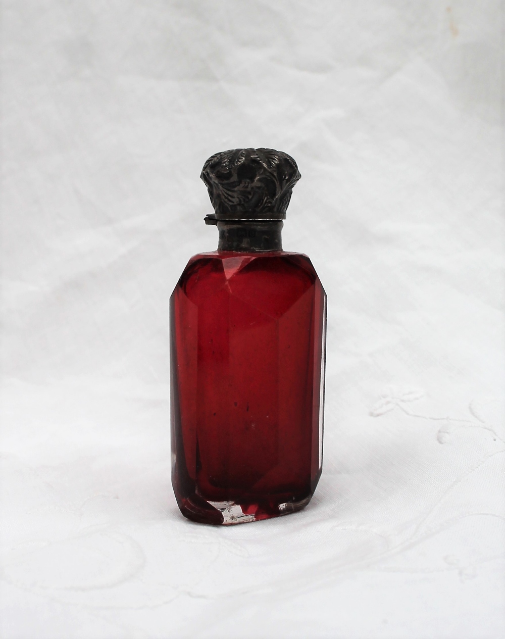 An Edwardian Silver topped and cranberry glass scent bottle, cast with leaves to a faceted body, - Image 3 of 6