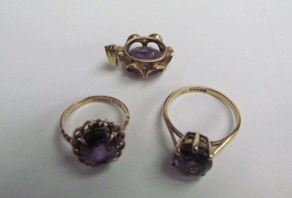 Two 9ct yellow gold amethyst set dress rings together with a yellow metal mounted amethyst pendant - Image 4 of 4