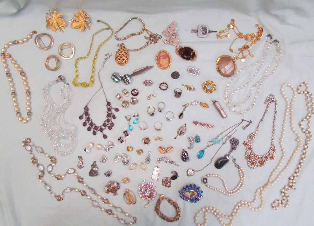 Assorted costume jewellery including necklaces, brooches, pendants, rings, - Image 2 of 5
