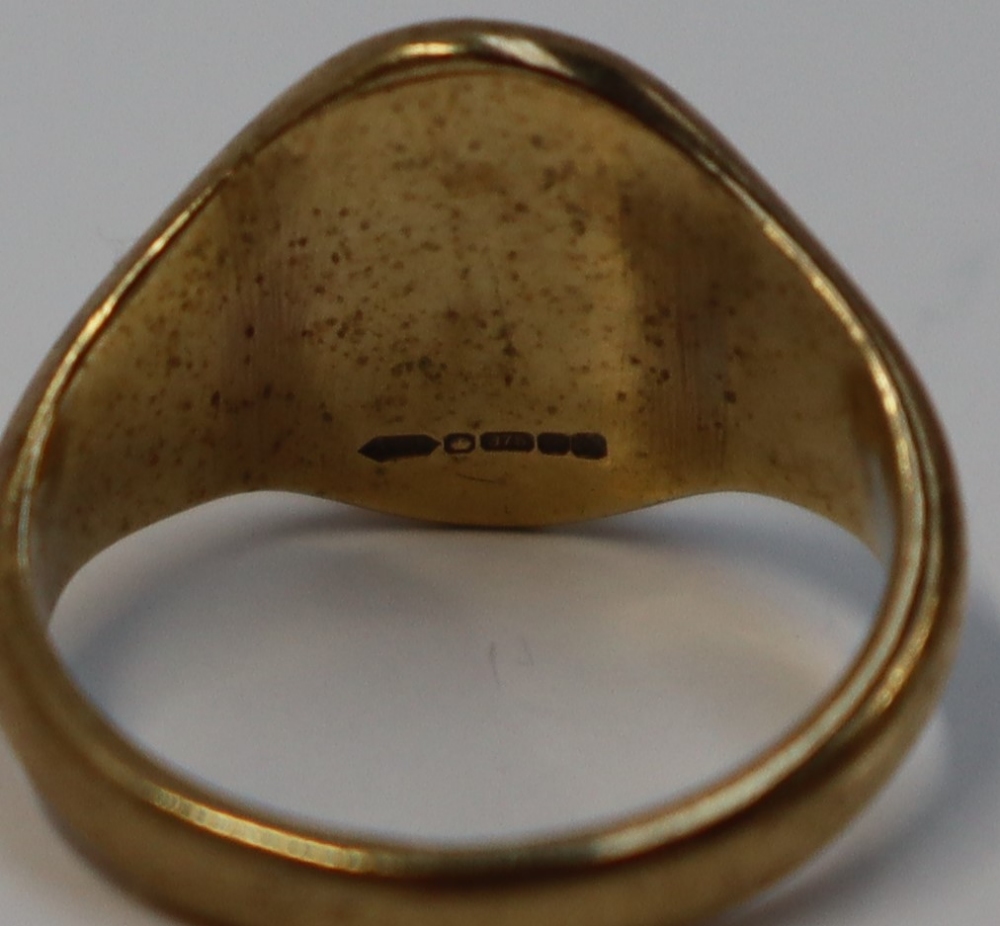 A 9ct yellow gold signet ring, size M, approximately 6. - Image 2 of 2