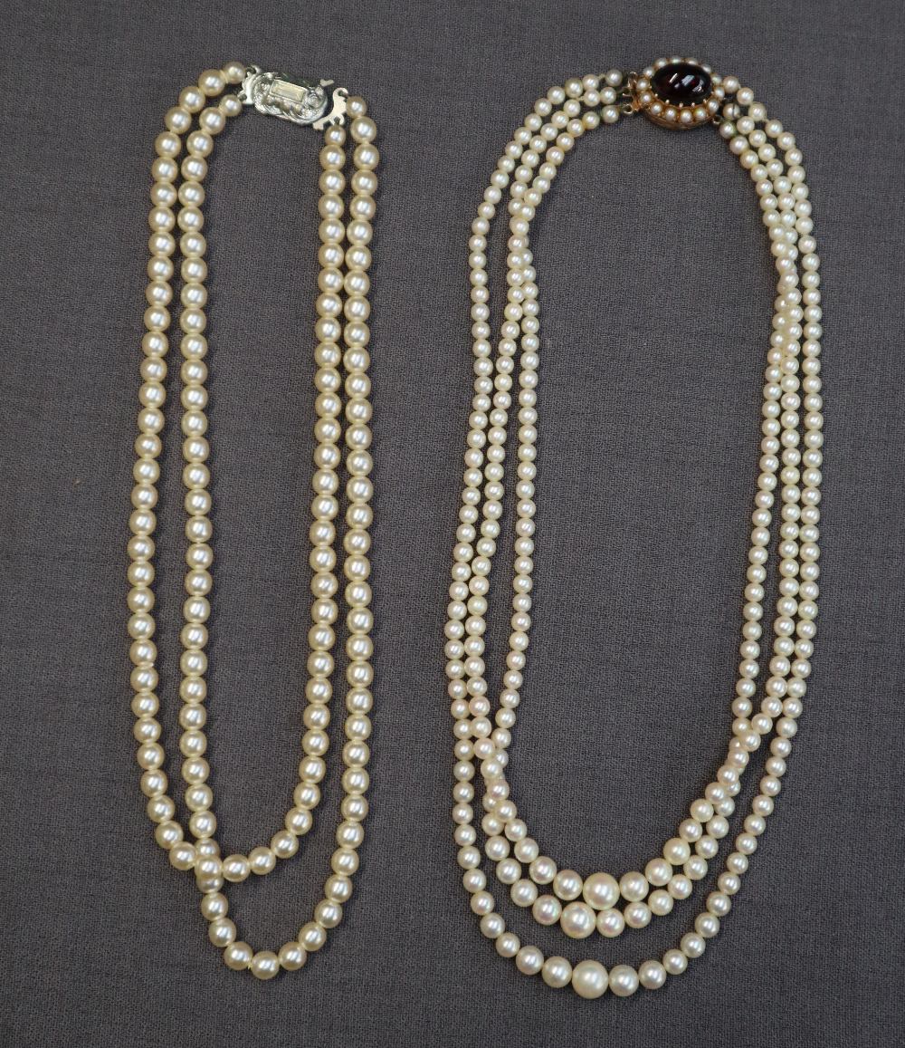A three strand pearl necklace, - Image 2 of 5
