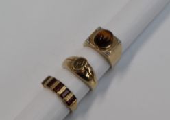 A Gentleman's 9ct yellow gold signet ring, set with an oval cabochon tigers eye,