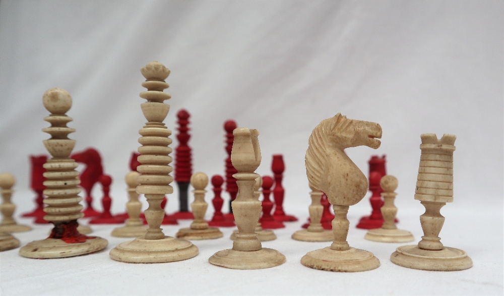 A 19th century bone chess set, barleycorn pattern, one side natural the other stained red, King 8. - Image 3 of 10