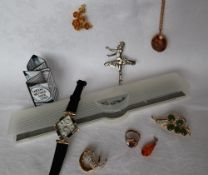 Assorted costume jewellery including a Le Chat wristwatch, dress ring, brooches,