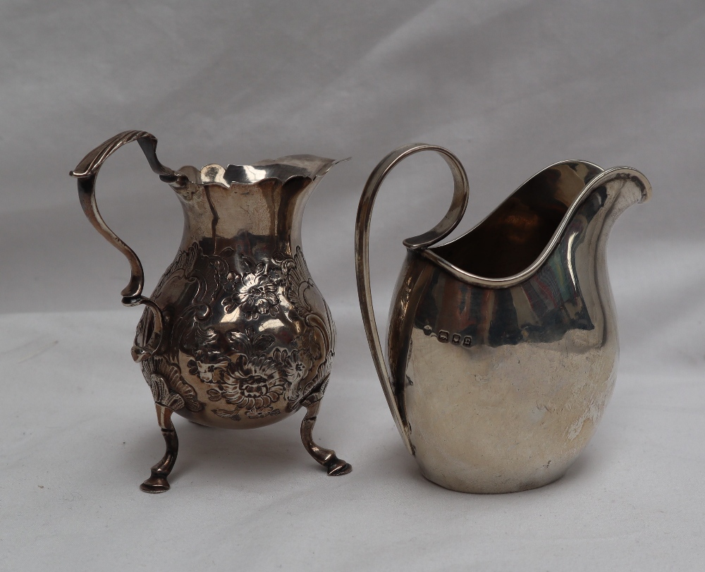 A George V silver cream jug with a scrolling handle, Sheffield, 1918,