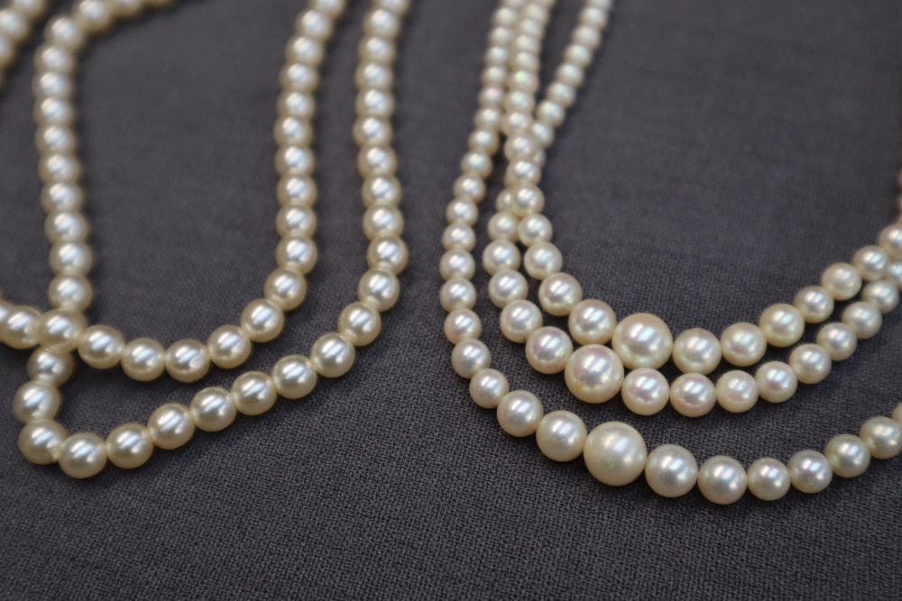 A three strand pearl necklace, - Image 3 of 5