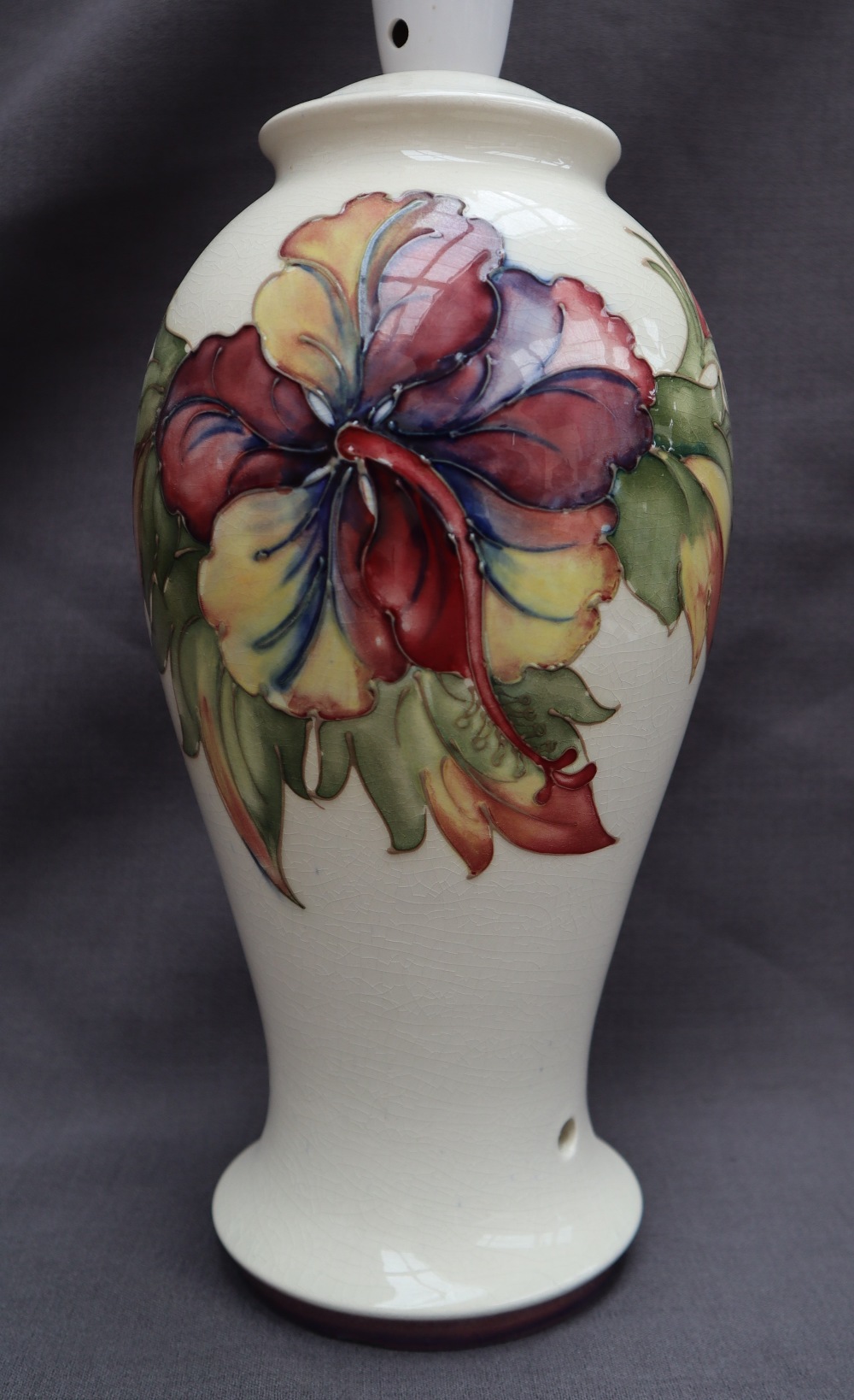 A Moorcroft pottery table lamp, decorated in the Hibiscus pattern to a cream ground, impressed mark, - Bild 5 aus 7