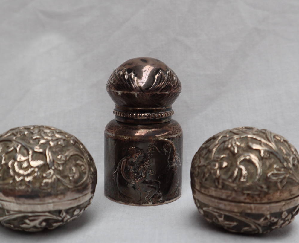 A Late Victorian silver scent bottle, with a domed leaf cast lid, - Image 2 of 6