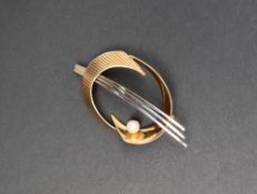 A 9ct yellow gold brooch of oval form, set with a pearl, approximately 4.