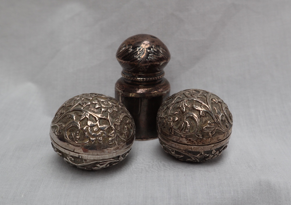 A Late Victorian silver scent bottle, with a domed leaf cast lid,