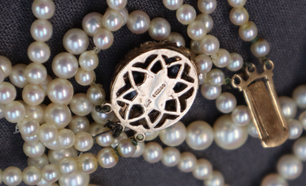 A three strand pearl necklace, - Image 4 of 5