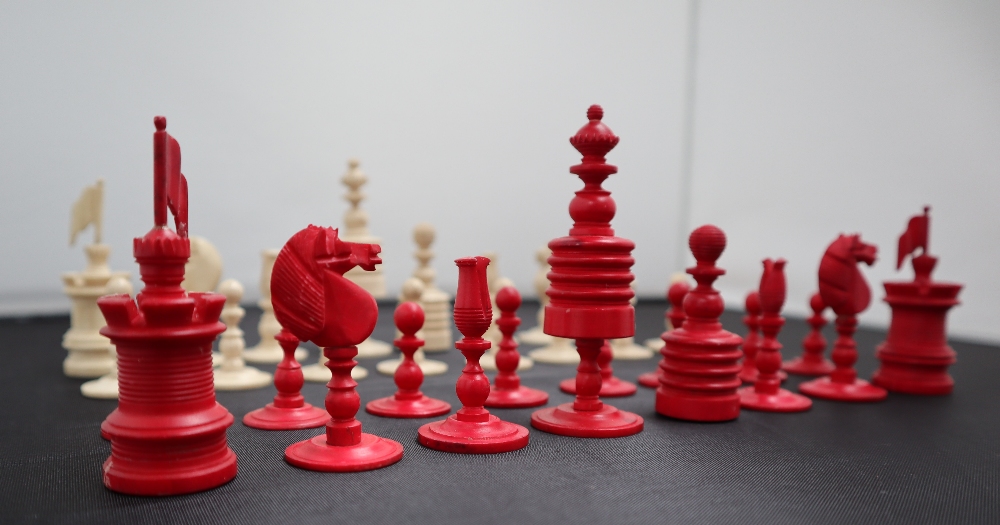 A 19th century bone chess set, barleycorn pattern, one side natural the other stained red, King 8. - Image 6 of 10