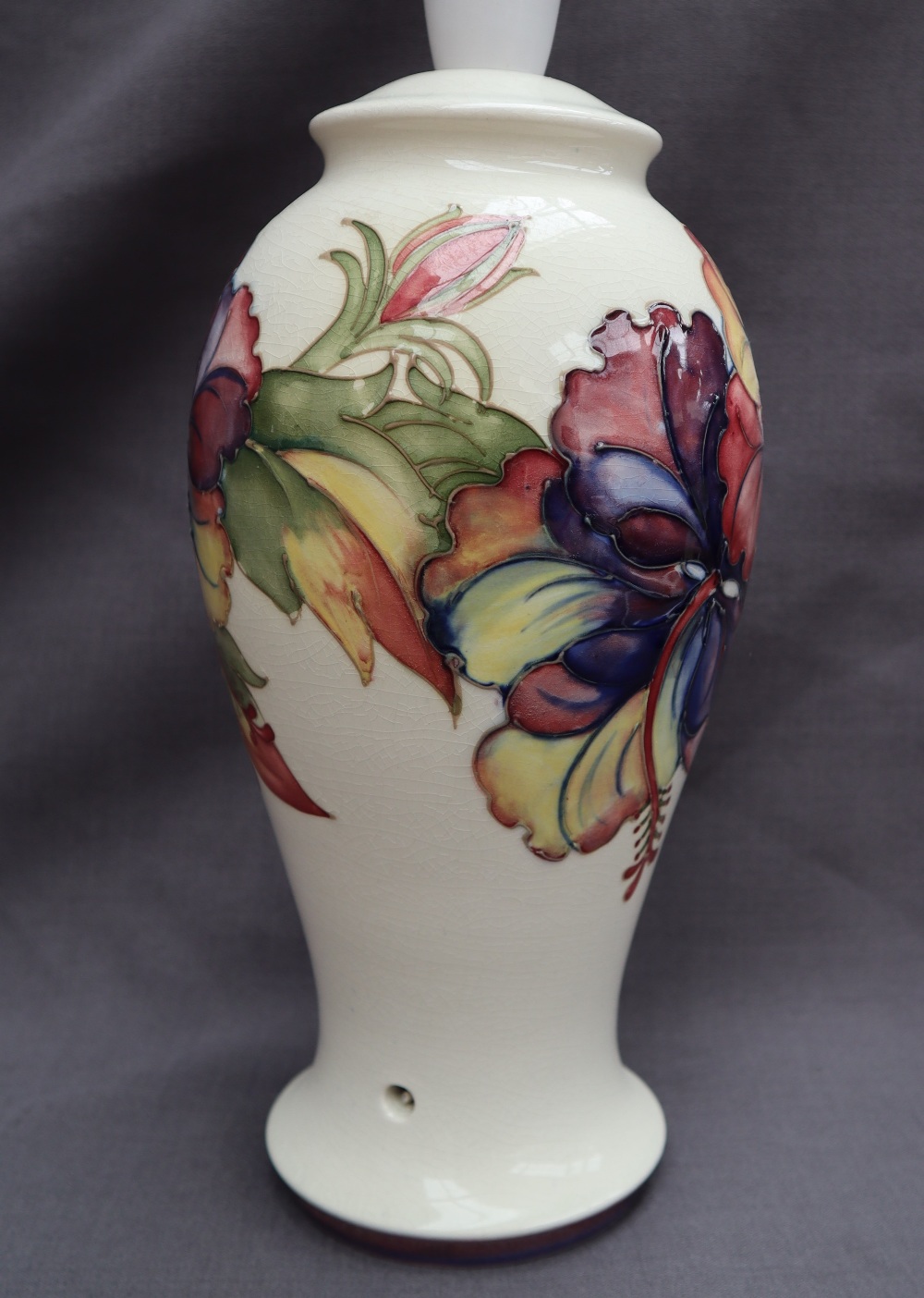 A Moorcroft pottery table lamp, decorated in the Hibiscus pattern to a cream ground, impressed mark, - Bild 6 aus 7
