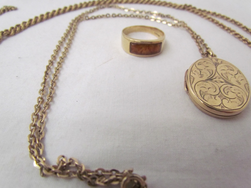 A 9ct yellow gold locket of oval form on a 9ct gold chain, - Image 3 of 3