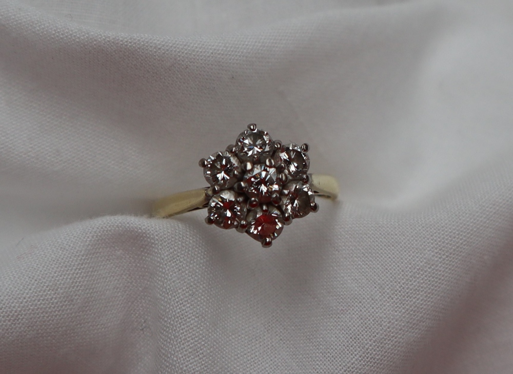 A diamond cluster ring set with seven round brilliant cut diamonds, - Image 2 of 6