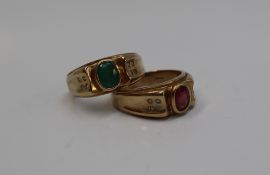 A 9ct yellow gold Gentleman's signet ring, with an oval faceted ruby,
