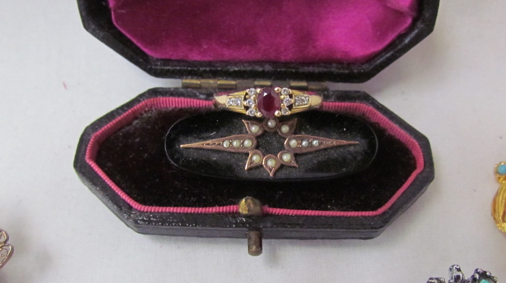 A ruby and paste set ring, - Image 2 of 4