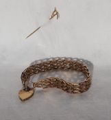 A 9ct yellow gold bracelet with V shaped links with a padlock clasp, approximately 17.