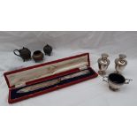 An Edwardian silver three piece cruet set, comprising a twin handled salt and two pepperettes,