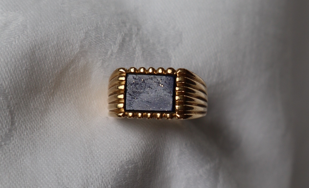 A Gentleman's 9ct yellow gold signet ring with a lapis lazuli panel inset, size T 1/2, - Image 5 of 5