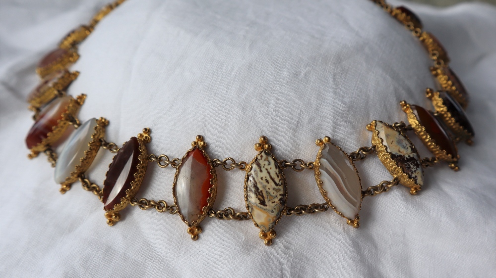 A Victorian gilt metal and hardstone set necklace, with pointed oval banded agates, on chain links, - Image 3 of 6