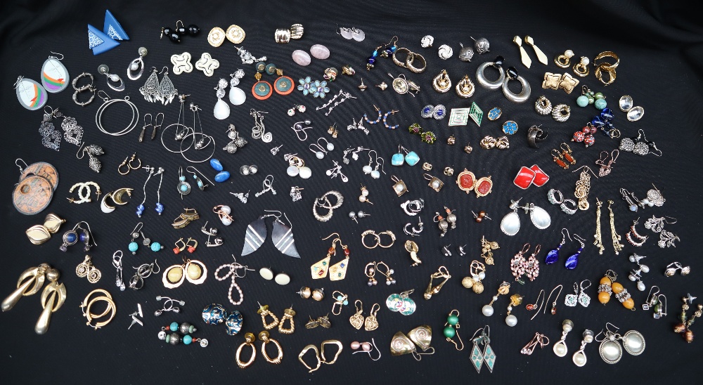 An assortment of fashion earrings, - Image 2 of 11