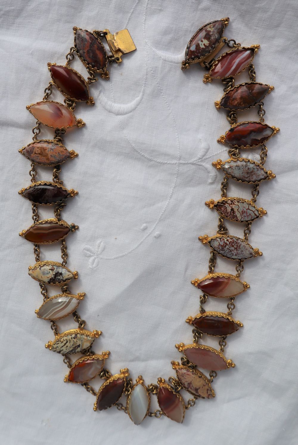 A Victorian gilt metal and hardstone set necklace, with pointed oval banded agates, on chain links, - Image 4 of 6