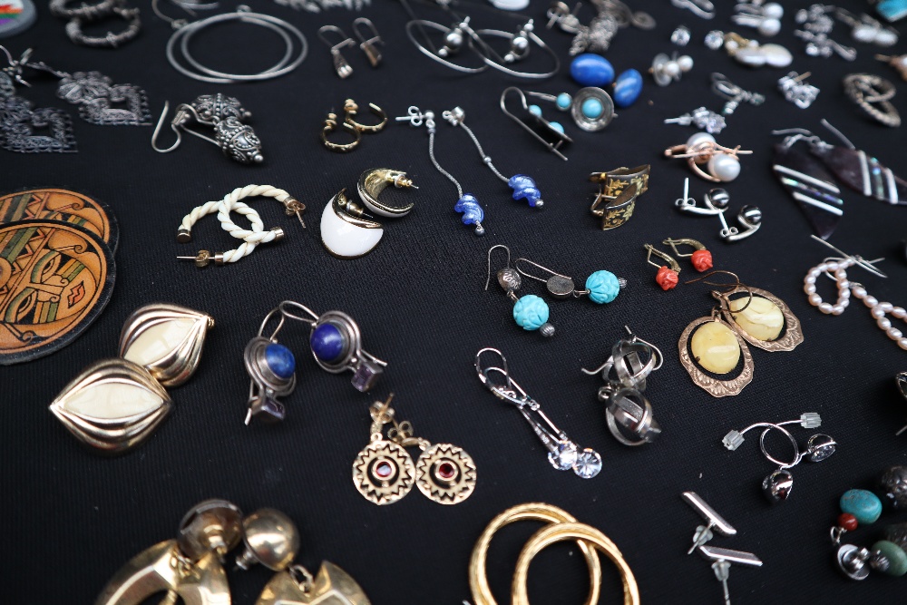 An assortment of fashion earrings, - Image 9 of 11