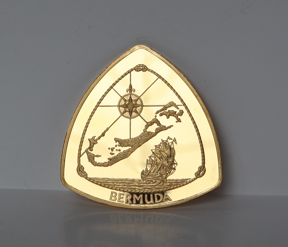 A 1996 Bermuda gold proof Triangular 180 dollars coin, No.48 / 99, 155.52 grams, . - Image 3 of 7