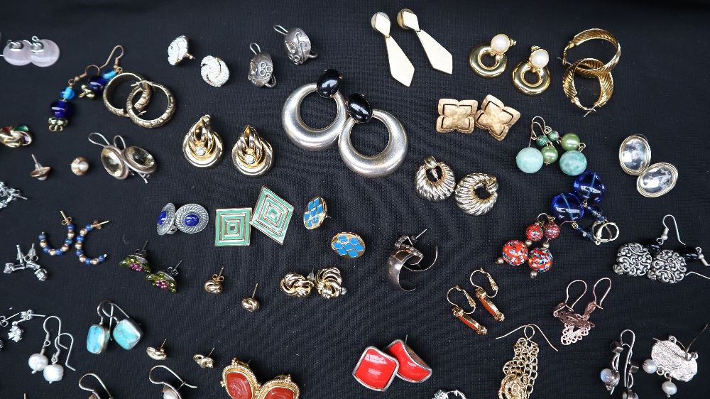 An assortment of fashion earrings, - Image 4 of 11