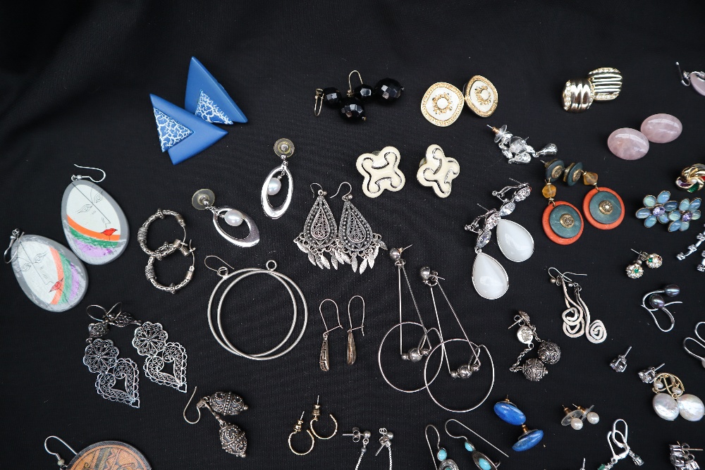 An assortment of fashion earrings, - Image 7 of 11