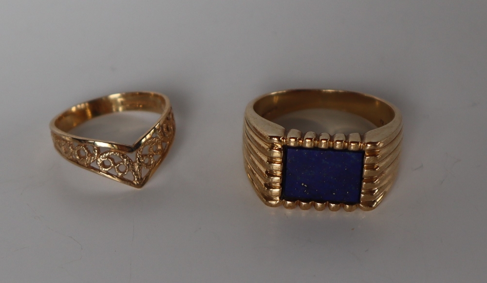 A Gentleman's 9ct yellow gold signet ring with a lapis lazuli panel inset, size T 1/2, - Image 2 of 5